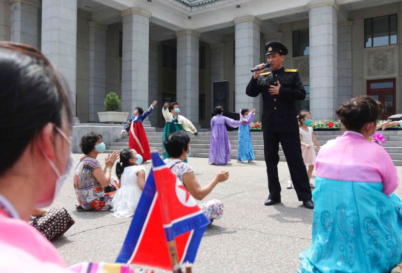 北韓向韓戰老兵致敬　疫情來首場免戴口罩大型活動
