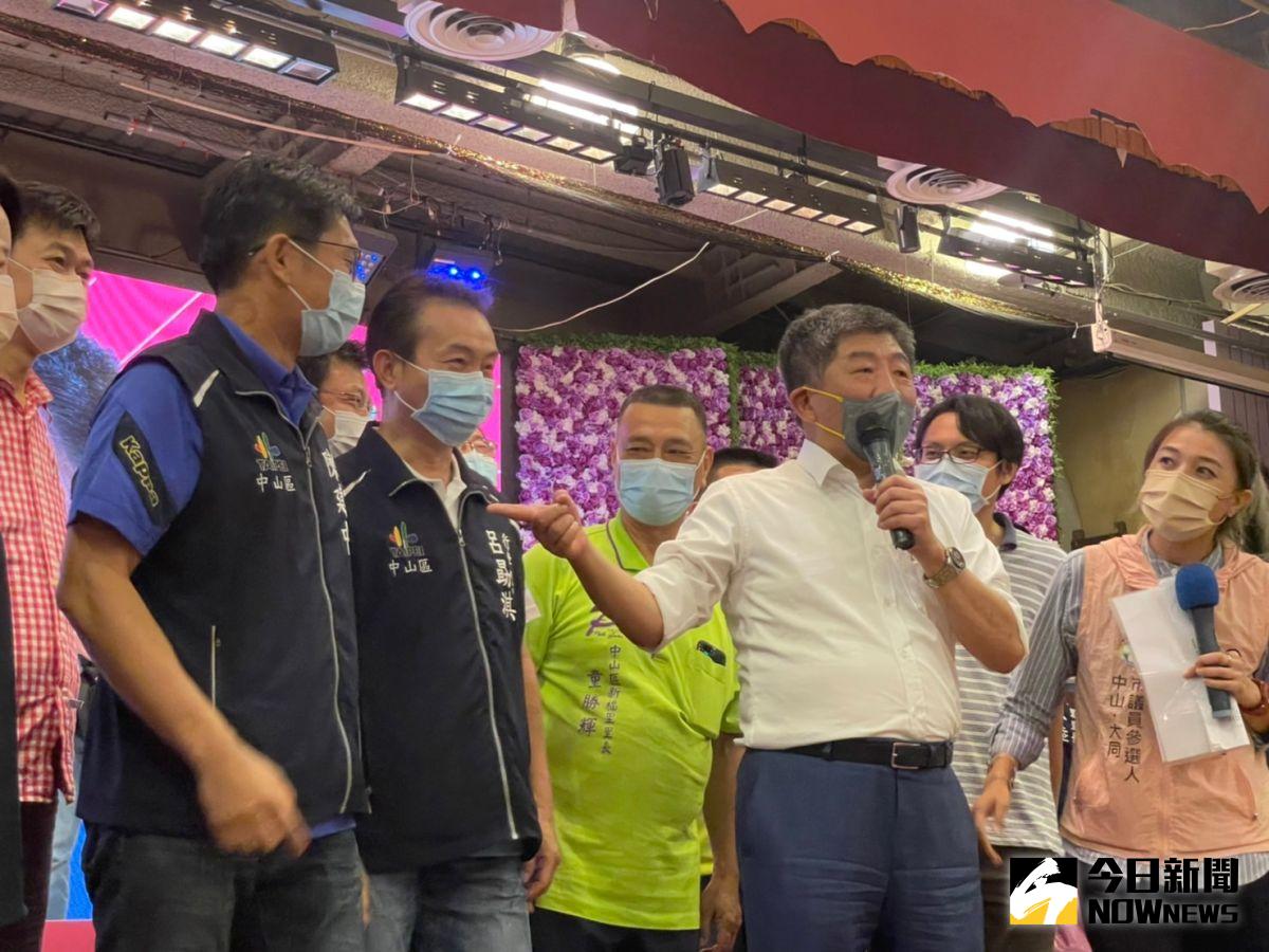 ▲陳時中當起主持人唱名里長，快速融入基層選舉模式。（圖／記者黃宣尹攝，2022.07.27）