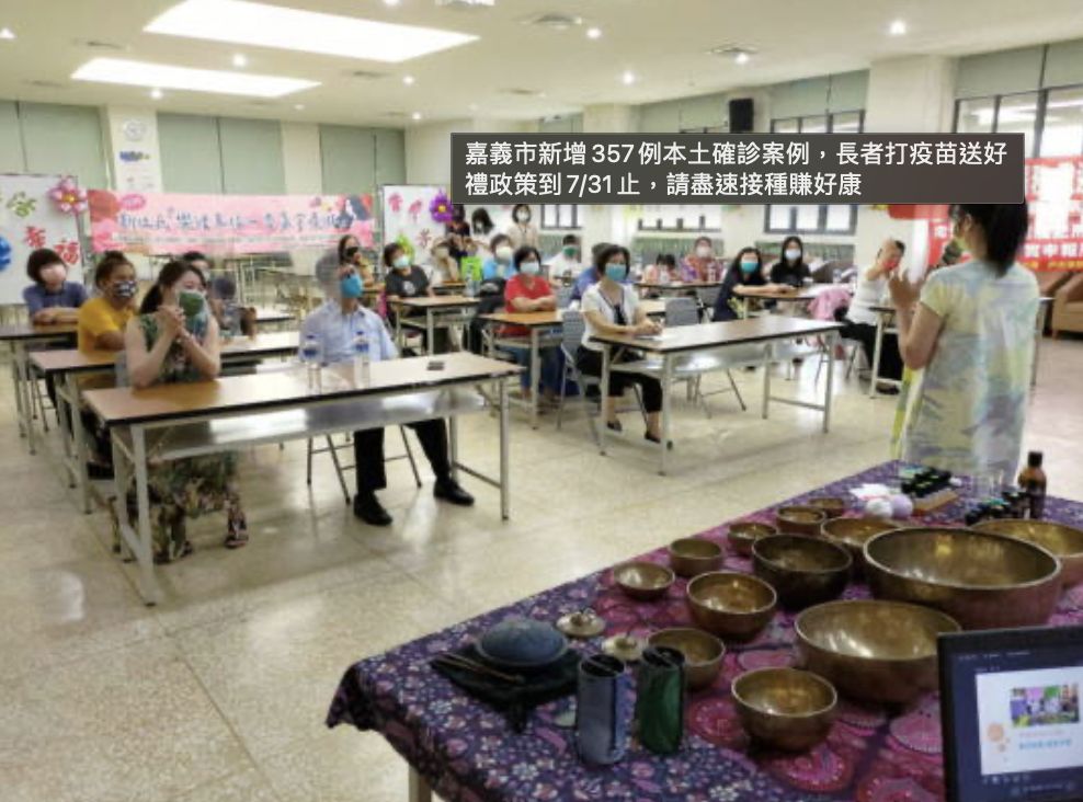 ▲小港區公所及小港戶政所邀請專業芳療師教授新住民姐妹手作精油及頌缽音療。（圖／小港區公所）