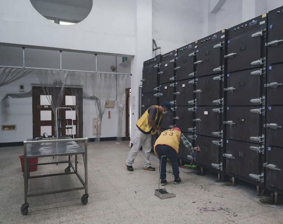 ▲為讓酒駕者反思酒駕不良後果，台東地檢署27日結合台東市殯葬所，在農曆7月鬼門開前集結多名酒駕社會勞動者參與另類生命學習服務，服務範圍包含冰櫃、退冰室、大體工作室、入殮室、解剖室內環境清潔維護等，盼讓勞動者有所警惕不再犯。（圖／台東地檢署提供 中央社記者盧太城台東傳真 111年7月27日）