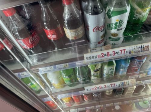 台灣經典汽水「以為是可樂」　陸生一喝黑松沙士嚇爆：滿嘴膏藥味
