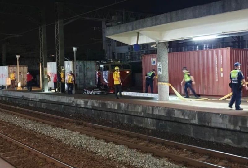 ▲宜蘭火車站今（27）日晚間8點多傳出一起重大事故，1位男子跨越鐵軌遭到列車撞上，當場失去呼吸心跳，目前送醫急救中。（圖／翻攝畫面）