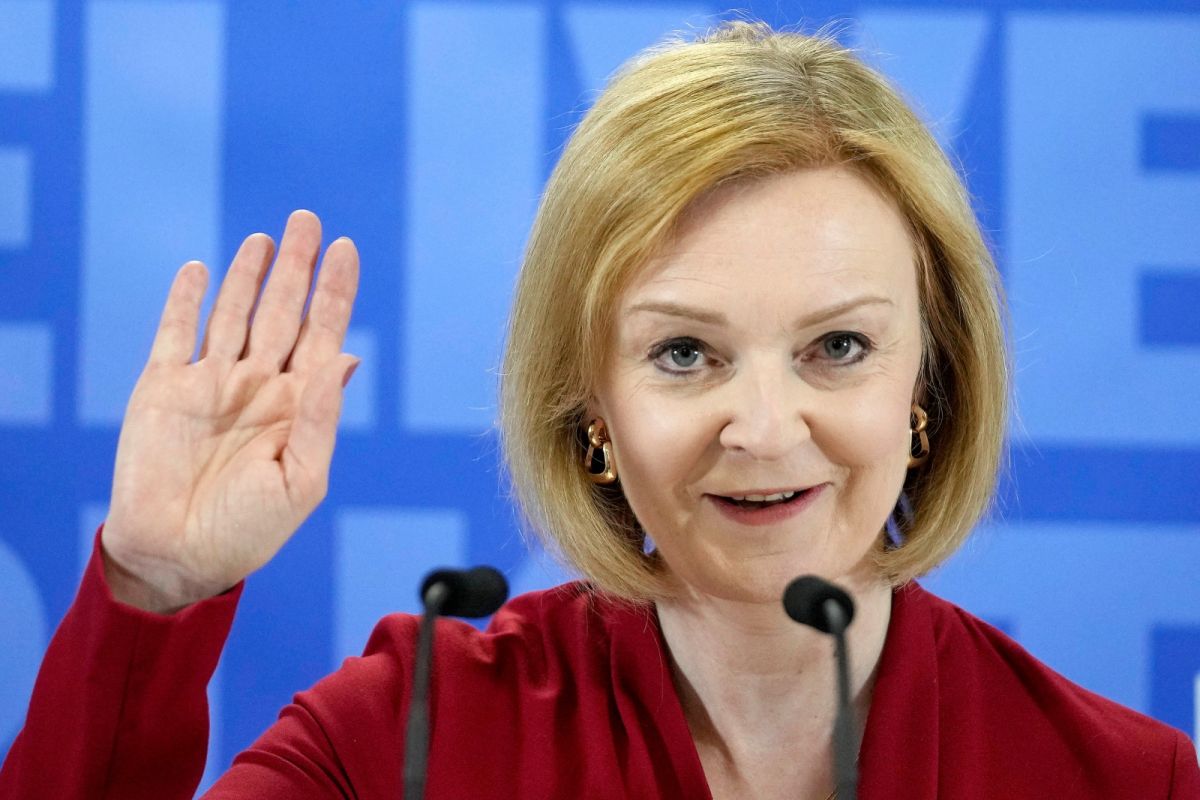 ▲下個月有望成為英國首相的熱門人選外交大臣特拉斯（Liz Truss）昨天表示，法國總統馬克宏（Emmanuel Macron）「是敵是友」，目前「尚無定論」。（圖／美聯社／達志影像）