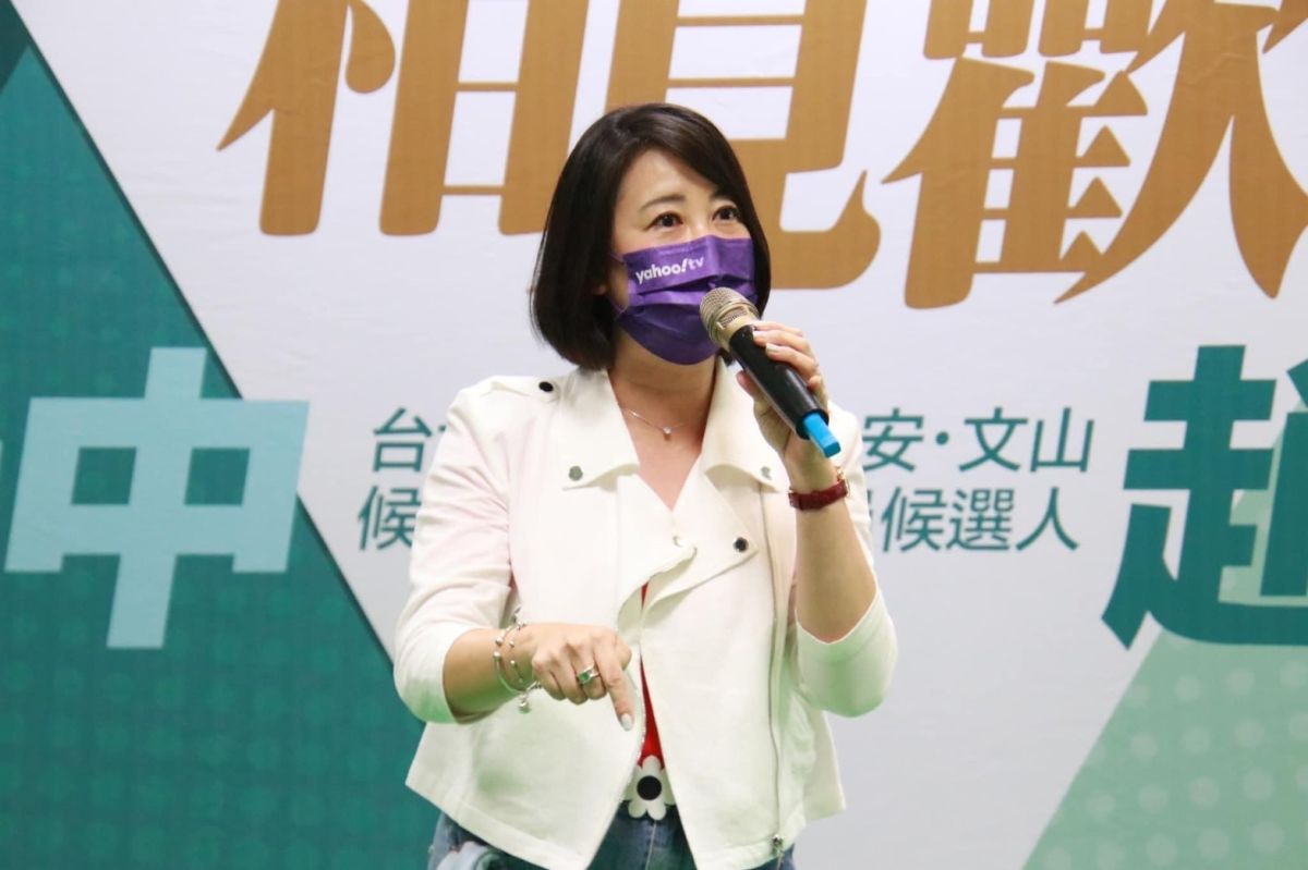 ▲吳思瑤表示，自己與陳時中到深藍的文山區也沒在怕的，現場熱烈的氣氛讓人感受到準備翻轉的氛圍。（圖／翻攝自吳思瑤臉書）