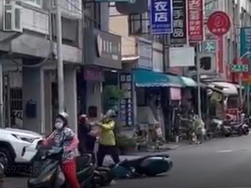 ▲2名婦人因行車糾紛引爆衝突，在大馬路上大打出手。（圖／翻攝記者爆料網）