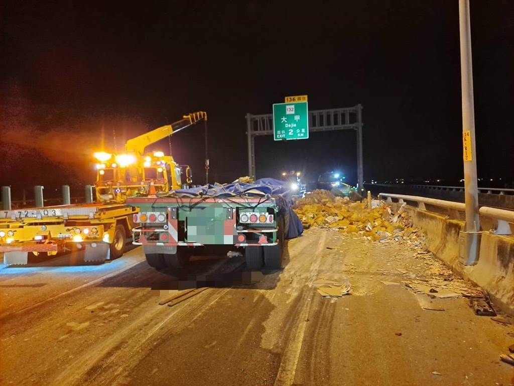 ▲肇事發生後，現場一片狼藉，導致全線封閉長達6小時之久。（圖／翻攝畫面）