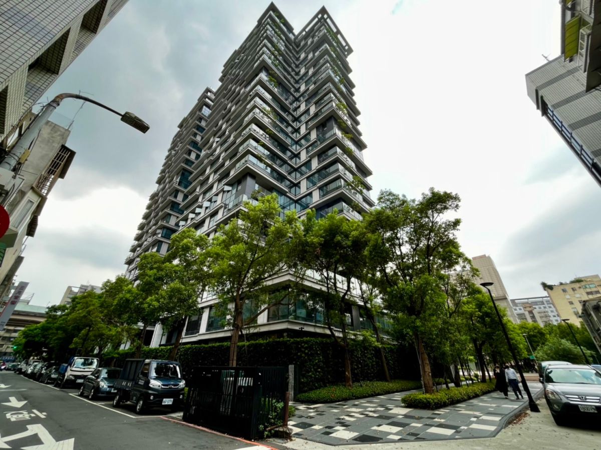 ▲位在台北市松山區的豪宅「潤泰敦峰」，近期傳出多筆一次購入多戶的交易案，總計今年截至目前為止已經交易16筆，總銷近31億，是上半年台北市最賣的豪宅。（圖／台灣房屋建國民生加盟店提供）