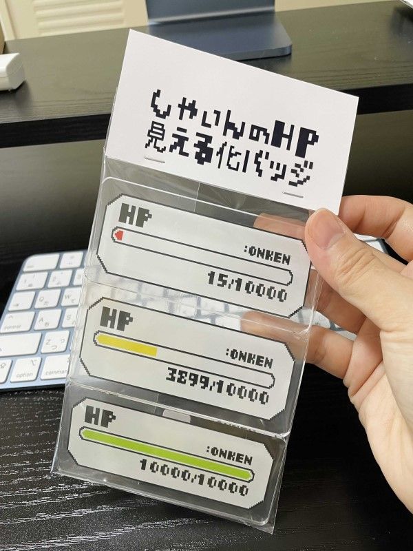 ▲胸針分成綠色1萬滴血量的滿血、黃色3,899滴的4成血，以及紅色僅剩15滴的殘血。（圖／推特帳號onkenkenken）