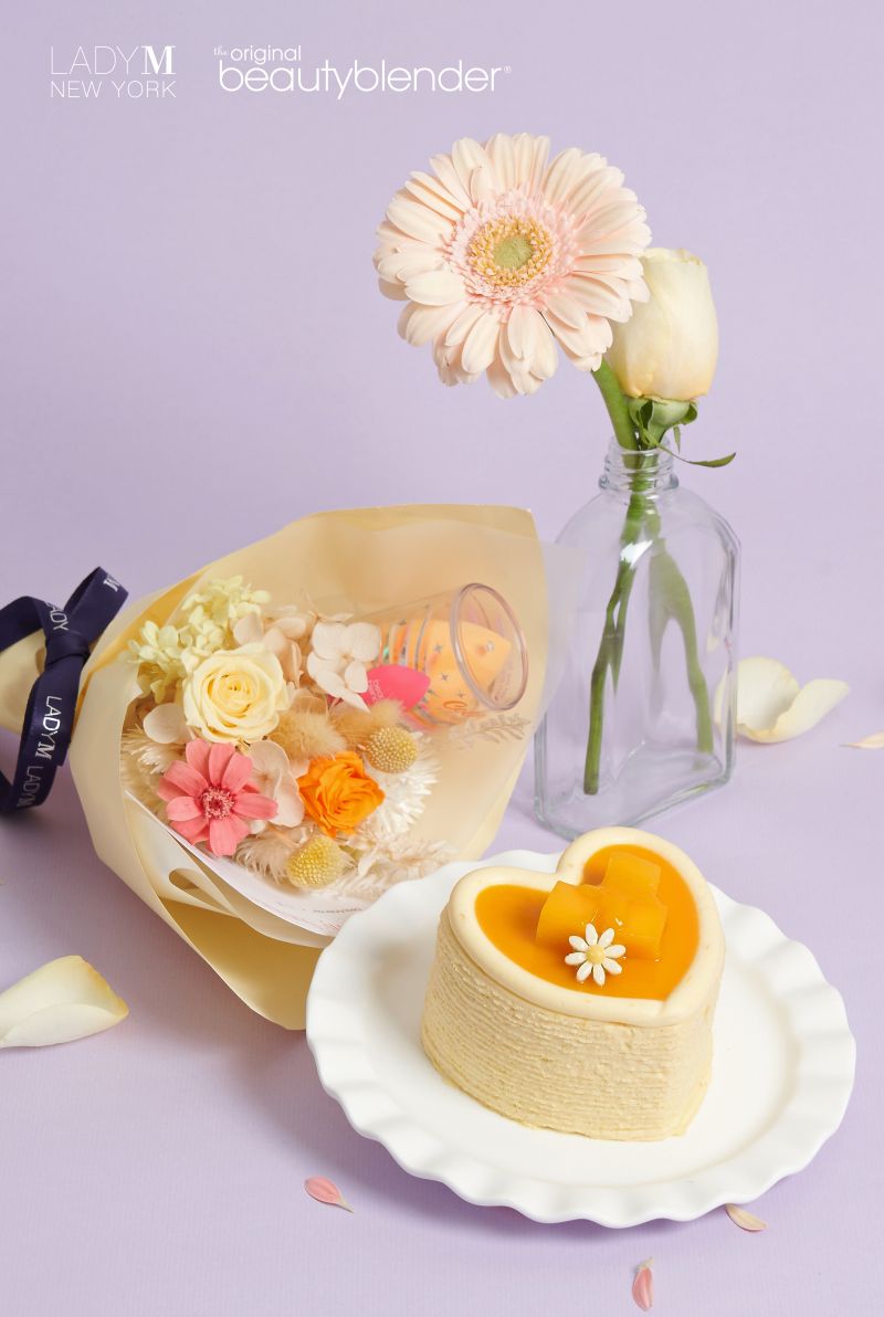 ▲Lady M X beautyblender跨界聯名「Summer Romance 永恆戀夏組合」,超美愛心芒果千層+beautyblender 豔陽美妝蛋永生花束。(圖/LADY M提供)