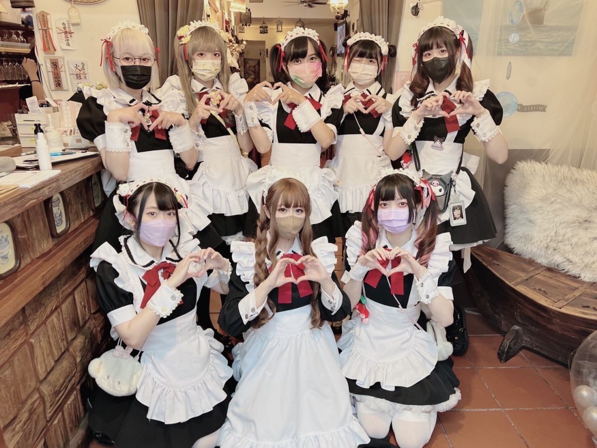 ▲高雄市議員黃捷（後排中）到女僕咖啡店化身一日店長「捷醬」。（圖／黃捷辦公室提供）