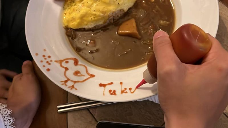 ▲黃捷用番茄醬畫小雞吃米圖，笑說再加個光圈就變神鳥鳳凰圖了。（圖／黃捷辦公室提供）