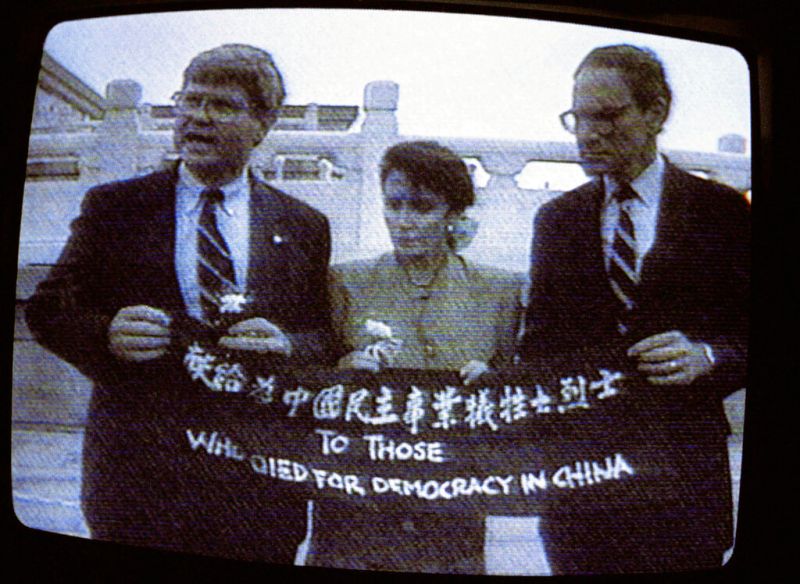▲裴洛西與隨行官員1991年在天安門前舉著抗議六四的布條。(圖/美聯社)