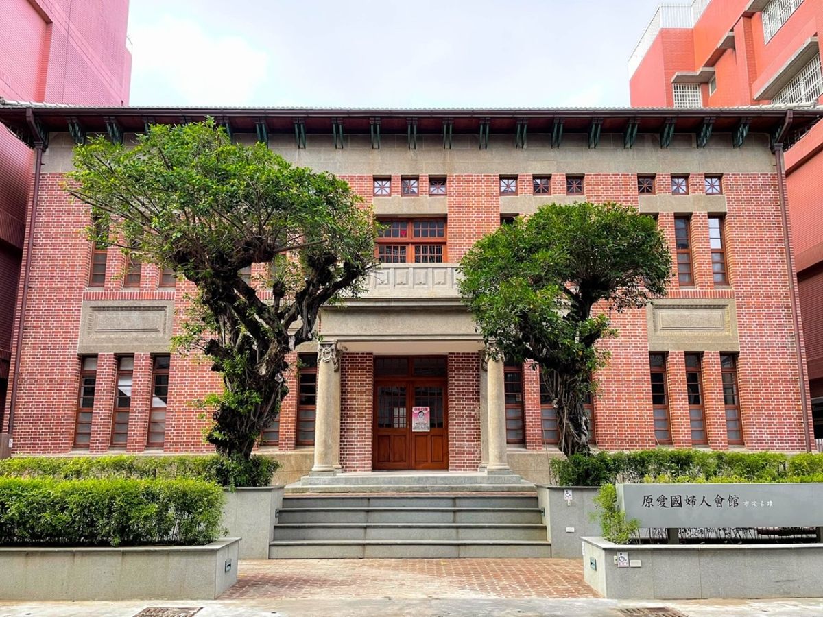 ▲曾是1931年高雄港勢展覽會第四會場的「原愛國婦人會館」修復重啟 ，第一檔展覽為「Ms. Perfume美力年代」。（圖／高市府文化局提供）