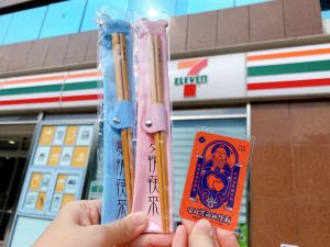 ▲7-ELEVEN和霞海城隍廟合作,開賣七夕隨取卡、姻緣筷。(圖/業者提供) ▲7-ELEVEN和霞海城隍廟合作,開賣七夕隨取卡、姻緣筷。(圖/業者提供)