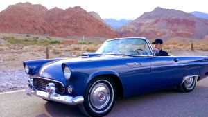 ▲周杰倫在《錯過煙火》MV中，開車奔馳在沙漠公路。（圖／杰威爾音樂提供）