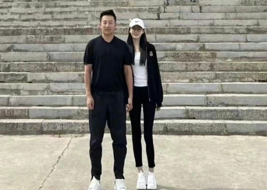 ▲汪小菲牽手張穎穎正面照曝光，疑似正式官宣戀情。（圖／翻攝微博）