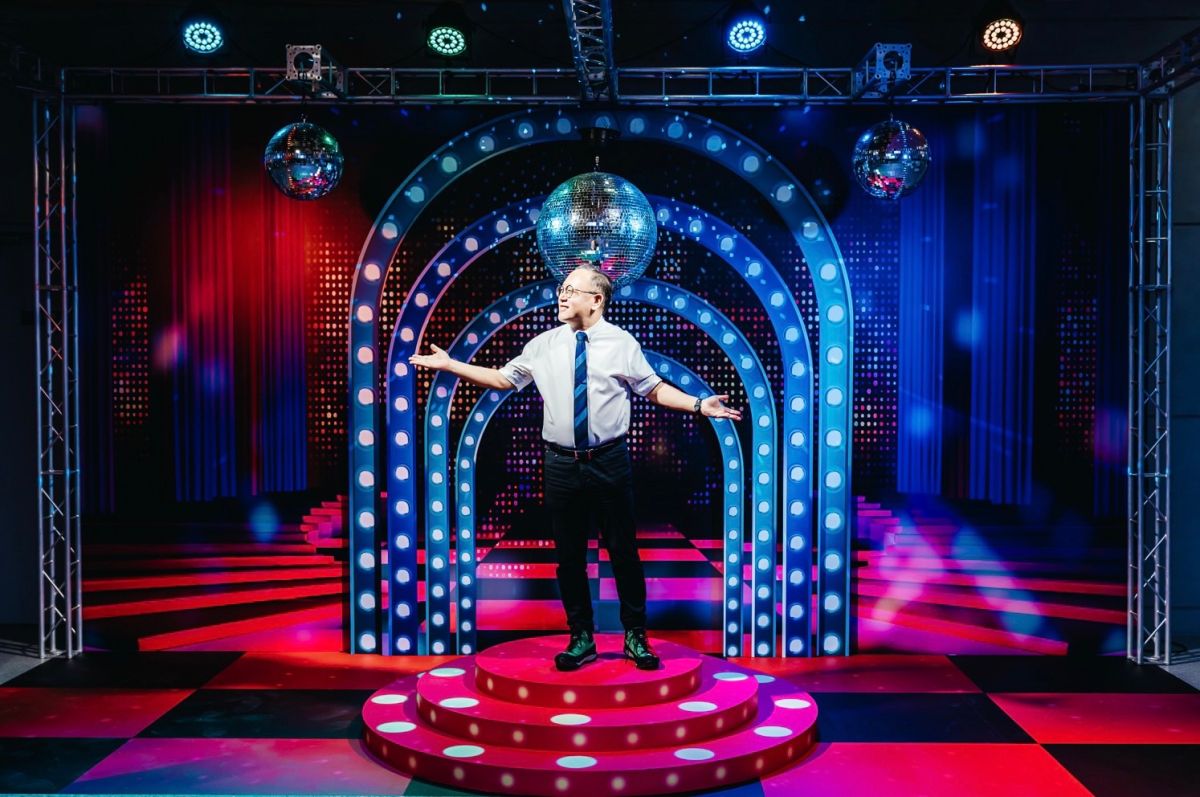 ▲高雄流行音樂中心《真愛秀•藍寶石大歌廳》將於7/30-31於海音館盛大舉辦。副市長史哲表示，他都犧牲色相登上藍寶石小舞台演出啦！大家還不快來高雄看最紅最嗆的歌廳秀嗎？（圖／截自史哲臉書）