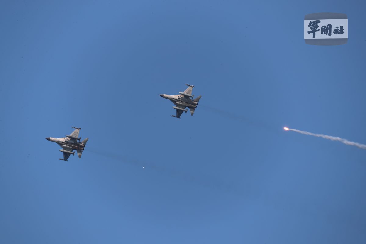 ▲2022年漢光38號演習加祿堂聯合登陸作戰，經國號戰機投射熱焰彈。（資料照／軍聞社提供）