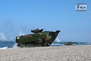 ▲海軍陸戰隊AAV7兩棲突擊車對加祿堂海灘進行登陸。（圖／軍聞社提供）