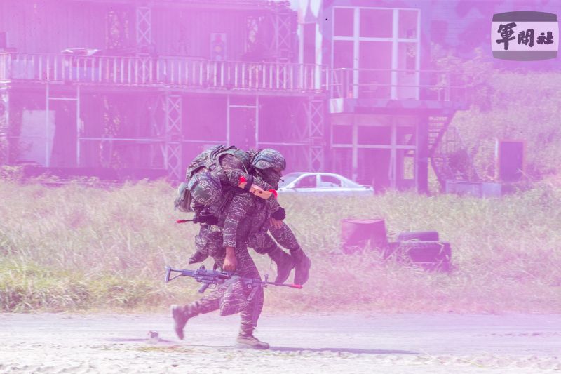 ▲左營海灘反擊作戰,官兵完成傷患包紮後,背負前往安全區域待援。(圖/軍聞社提供)