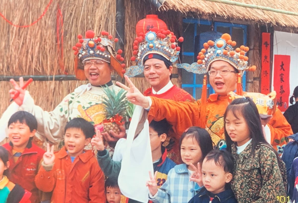 ▲蔡其昌（後右一）30歲當民政局長「跳加官」的模樣曝光，本尊驚見舊照竟喊「我好胖」！（圖／台中市議員蕭隆澤提供，2022.07.28）