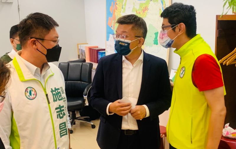 ▲蔡其昌和議會民進黨團成員交換年底選戰的看法。（圖／記者顏幸如攝，2022.07.28）