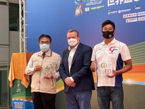 (左起)台南市長黃偉哲、世界棒壘球總會執行長Michael Schmidt、中華棒球協會理事長辜仲諒一齊為賽事揭開序幕 ▲(左起)台南市長黃偉哲、世界棒壘球總會執行長Michael Schmidt、中華棒球協會理事長辜仲諒一齊為賽事揭開序幕。(圖/記者林怡孜攝,2022,07,28)