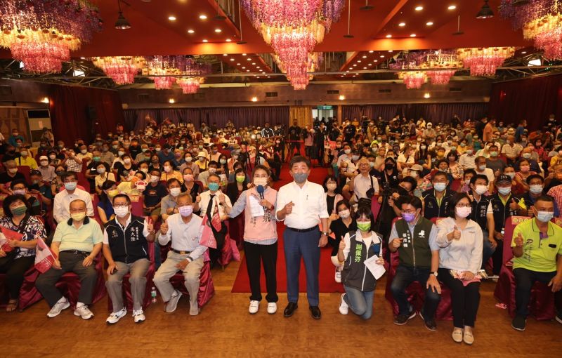 ▲卸下防疫指揮官後,陳時中快速轉換成「選舉模式」,吸納不少婆媽支持者。(圖/顏若芳辦公室提供)