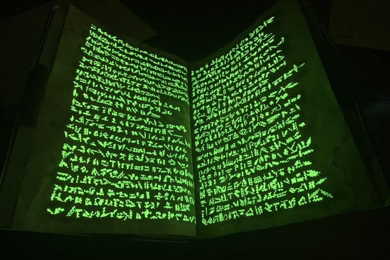 ▲日本一名網友自製一本手工魔法書，字體在黑暗中會發光，奇幻感十足。（圖／推特帳號mikel_cresson）