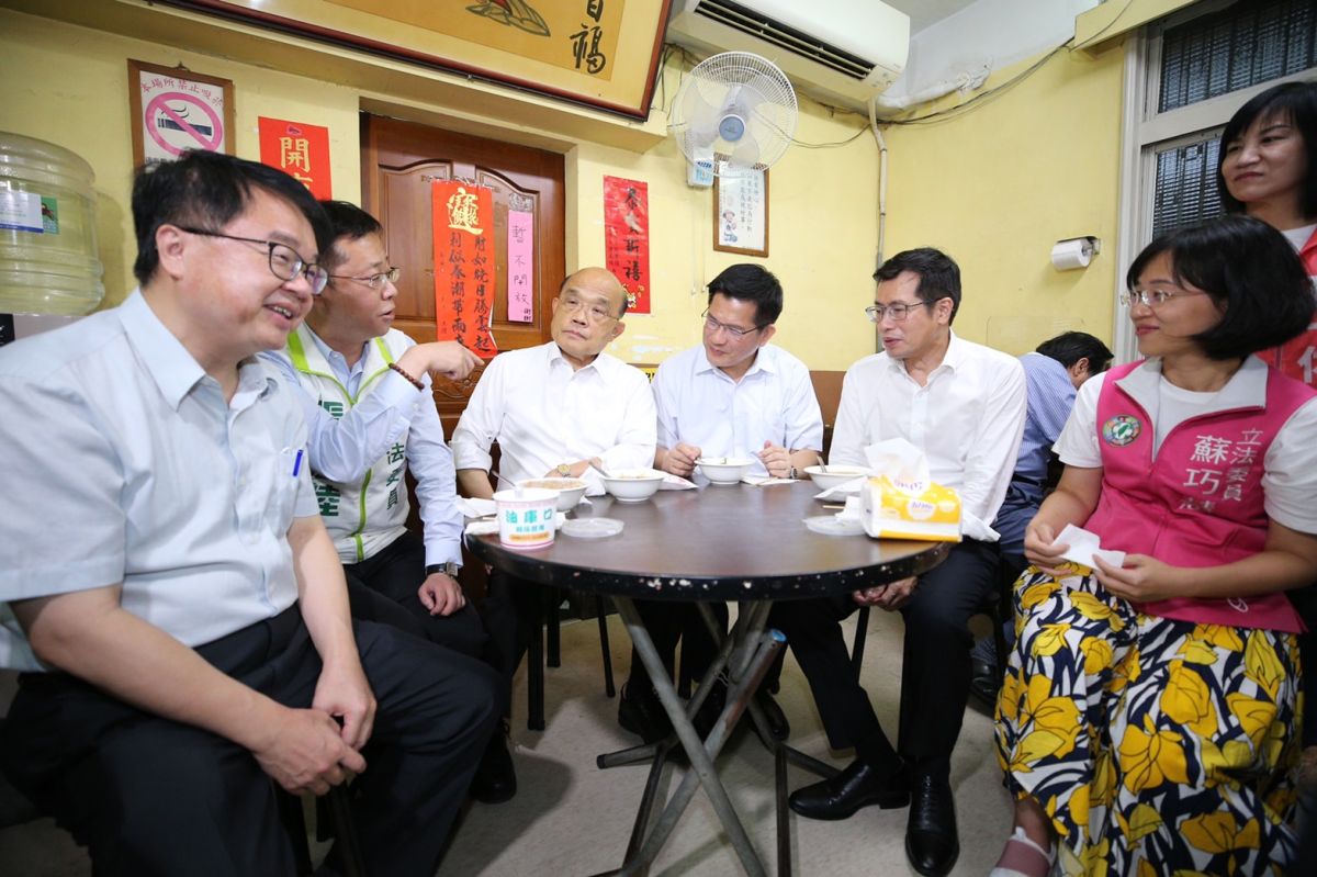 ▲蘇貞昌在立委陪同下，今晚與林佳龍在板橋共享麵線羹、香腸。（圖／林佳龍團隊提供）