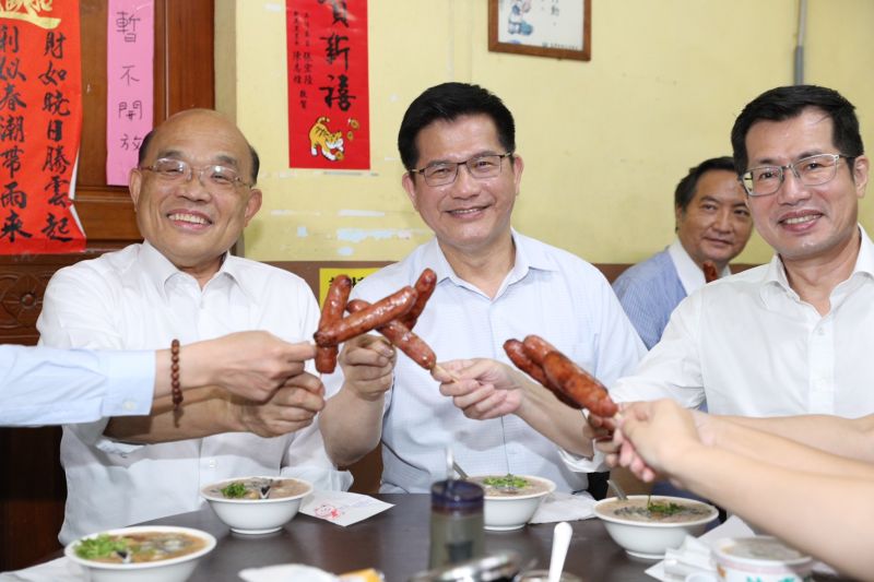 ▲蘇貞昌在立委陪同下，今晚與林佳龍在板橋共享麵線羹、香腸。（圖／林佳龍團隊提供）