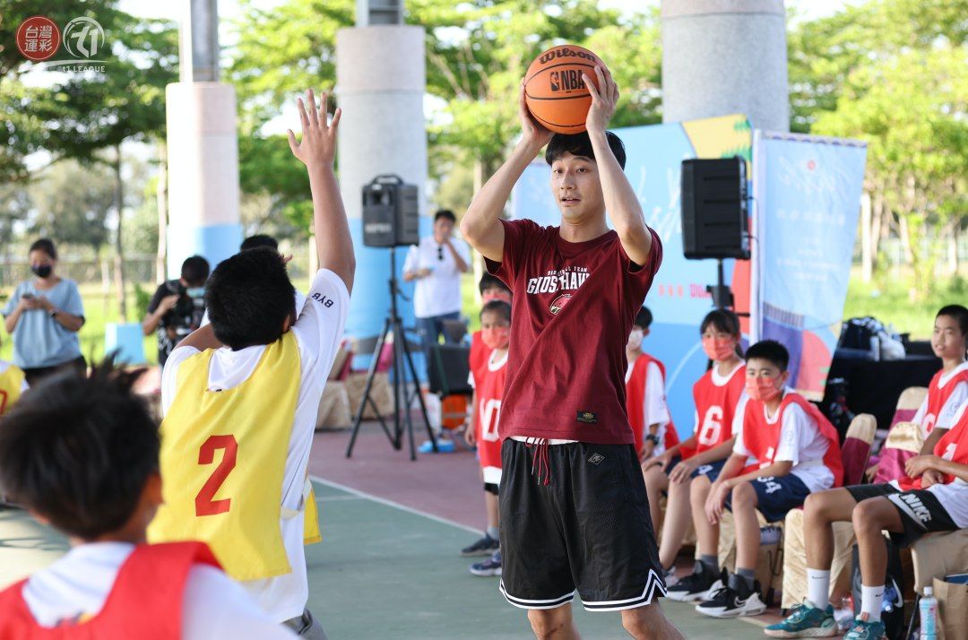 ▲臺南台鋼獵鷹呂濟而下場和小球員一起打球。 （台灣運彩xT1聯盟提供）