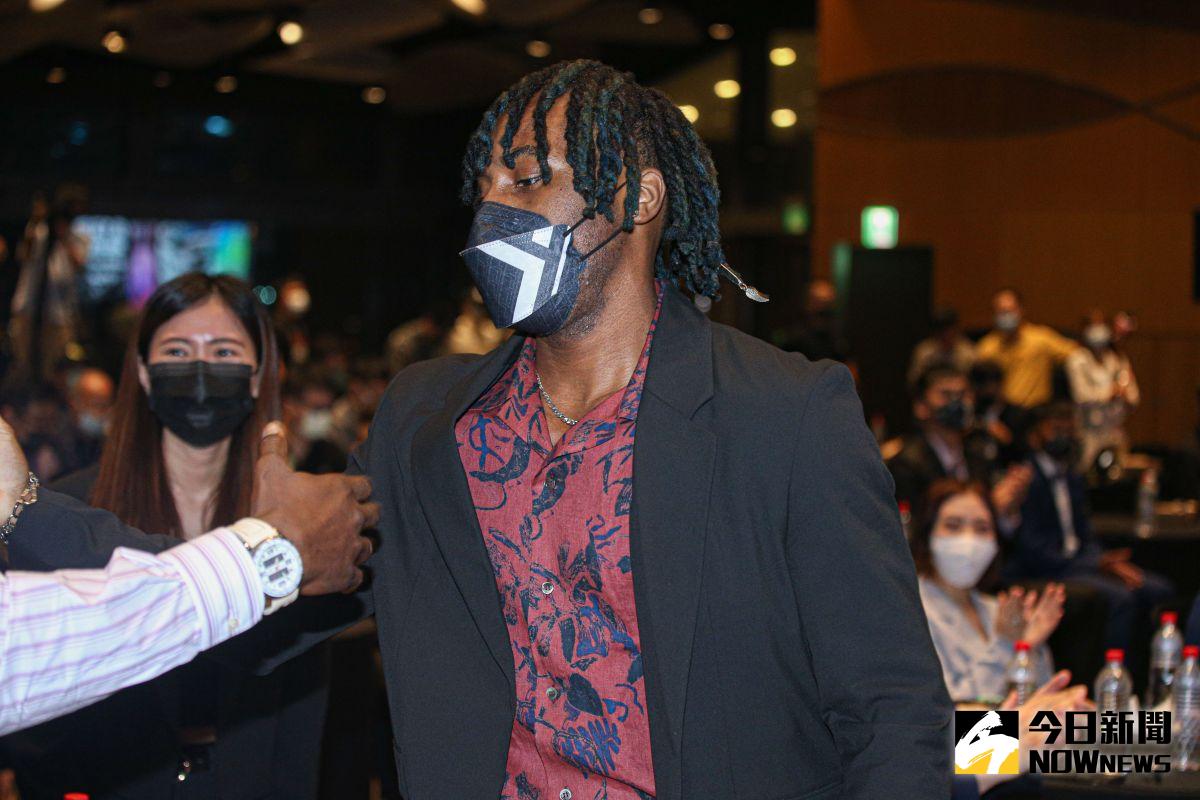 ▲P.LEAGUE+第二屆選秀會，高雄鋼鐵人第二輪挑中外籍生張傑瑋。（圖／記者葉政勳攝 , 2022.07.28）