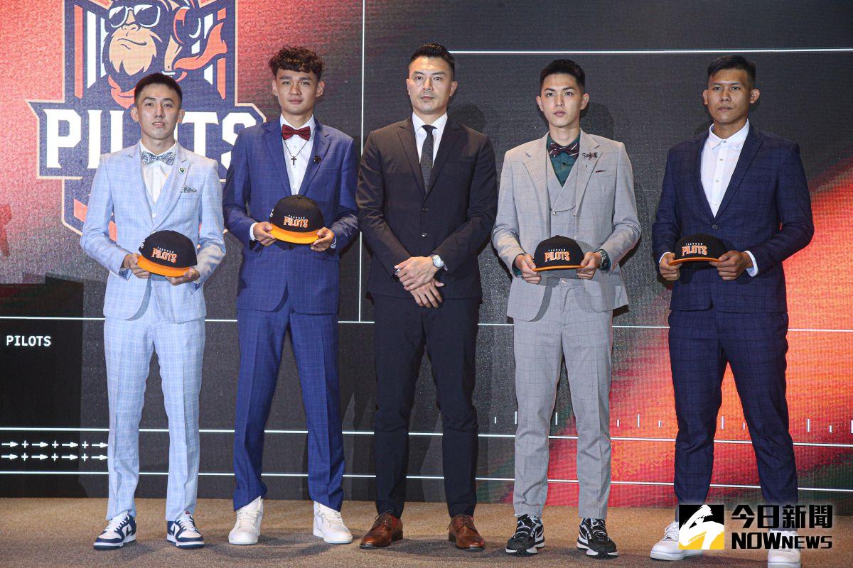 ▲P.LEAGUE+第二屆選秀會，桃園領航猿選進白曜誠（左起）、張鎮衙、林子洧、呂蔡瑜倫	。（圖／記者葉政勳攝 , 2022.07.28）