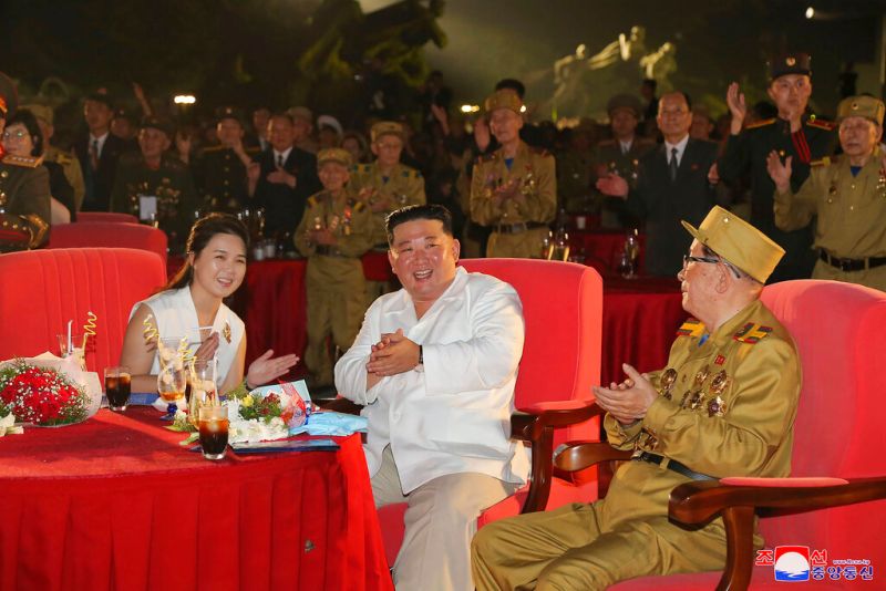 ▲北韓領導人金正恩在27日「戰勝節」活動慰勞士兵，夫人李雪主在旁成為焦點。（圖／美聯社／達志影像）