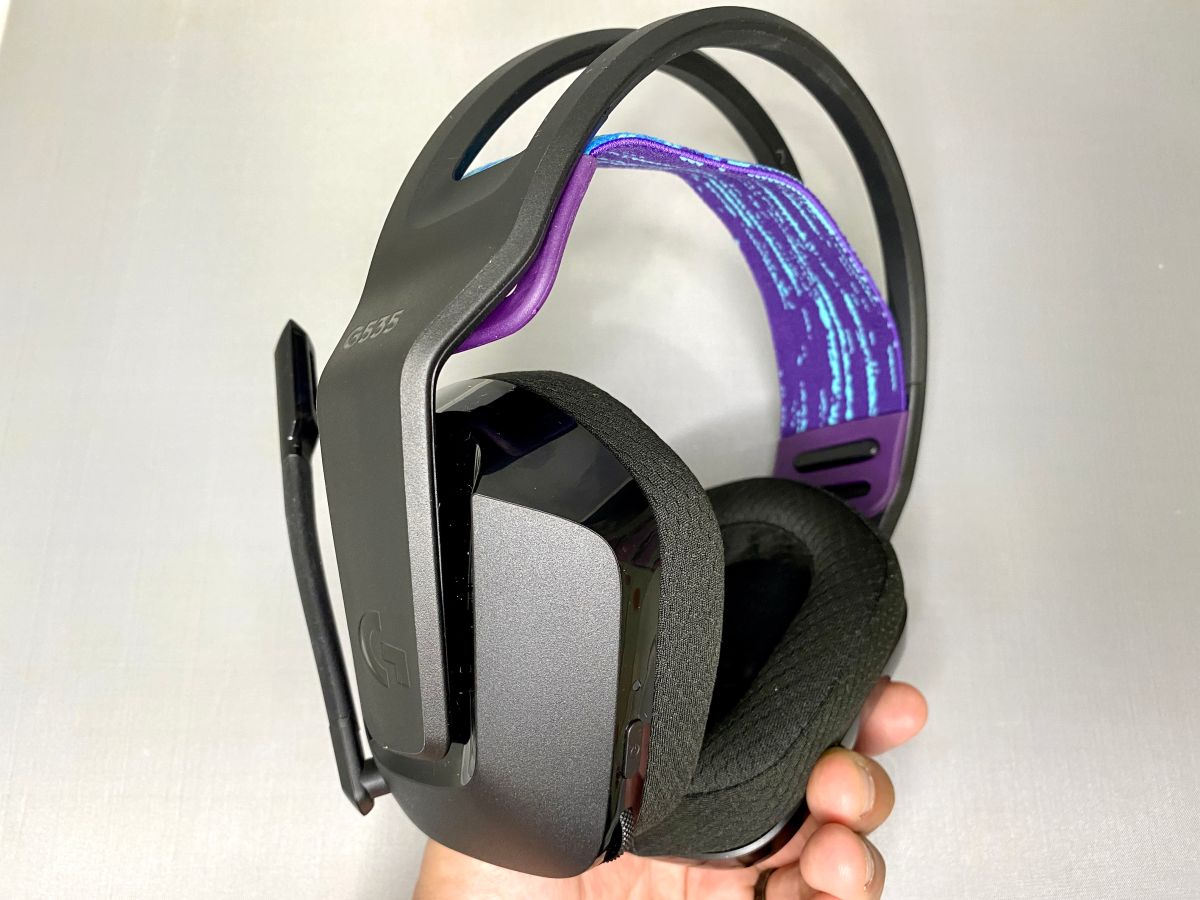 ▲Logitech G G535電競無線耳麥耳機，帶來更加輕量且直覺化的操控體驗。(圖／記者周淑萍攝)