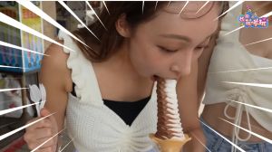 ▲林襄吞下半個冰淇淋。(圖/《女孩花啾玩》YouTube) ▲林襄吞下半個冰淇淋。(圖/《女孩花啾玩》YouTube)