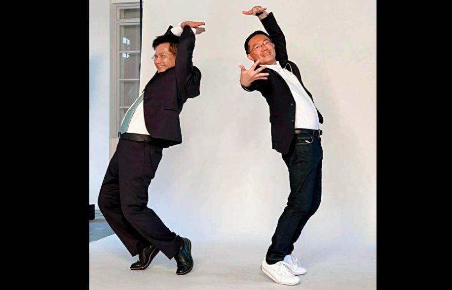 ▲民進黨新北市長參選人林佳龍（左）和議員李坤城（右）合拍日本動漫知名的「JOJO立」動作。（圖／翻攝李坤城臉書）