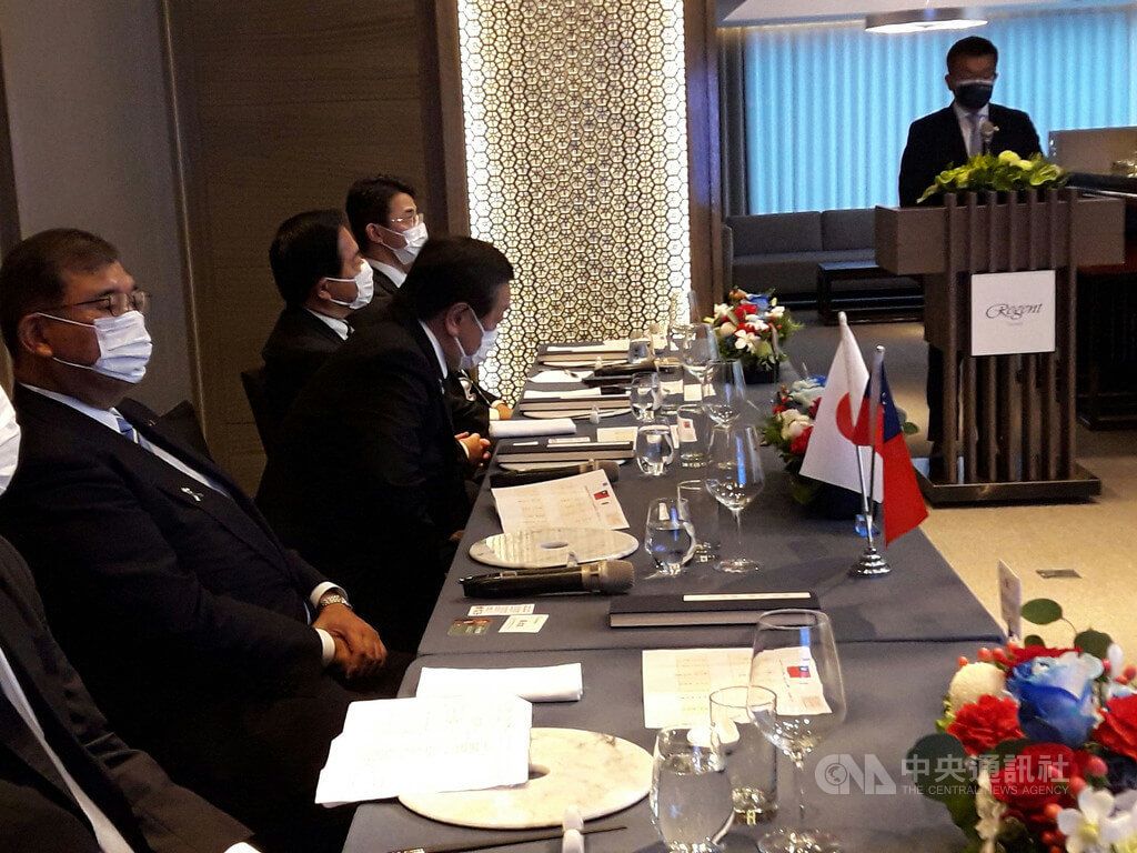 ▲立法院副院長蔡其昌（右）28日晚間宴請「思考日本安全保障議員之會」訪台團共同團長日本前防衛大臣石破茂（左）眾議員一行。中央社記者范正祥攝 111年7月28日