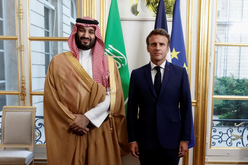 ▲法國總統馬克宏歡迎沙烏地阿拉伯王儲穆罕默德．沙爾曼到訪。（圖／美聯社／達志影像）