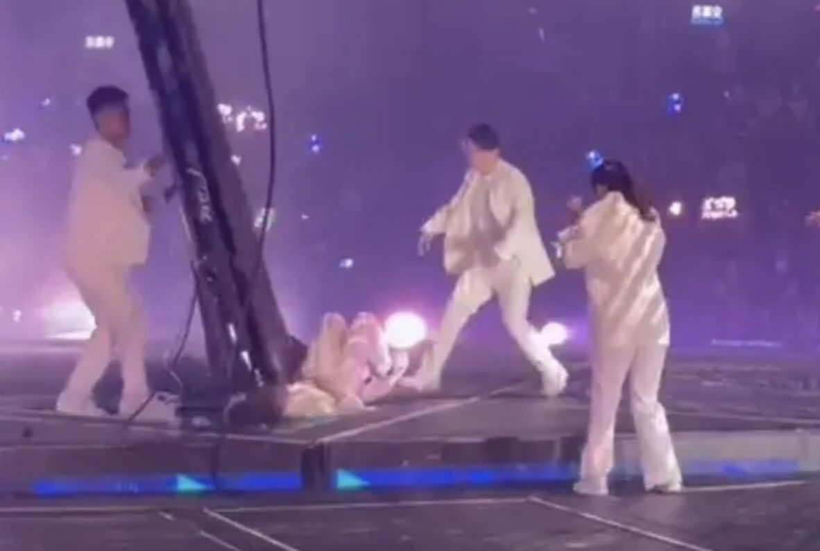 ▲MIRROR演唱會時，上空的大螢幕突然掉落，正中底下的舞者，隨後螢幕倒塌後又壓倒另一位舞者，觀眾全部嚇瘋。（圖/爆料公社）