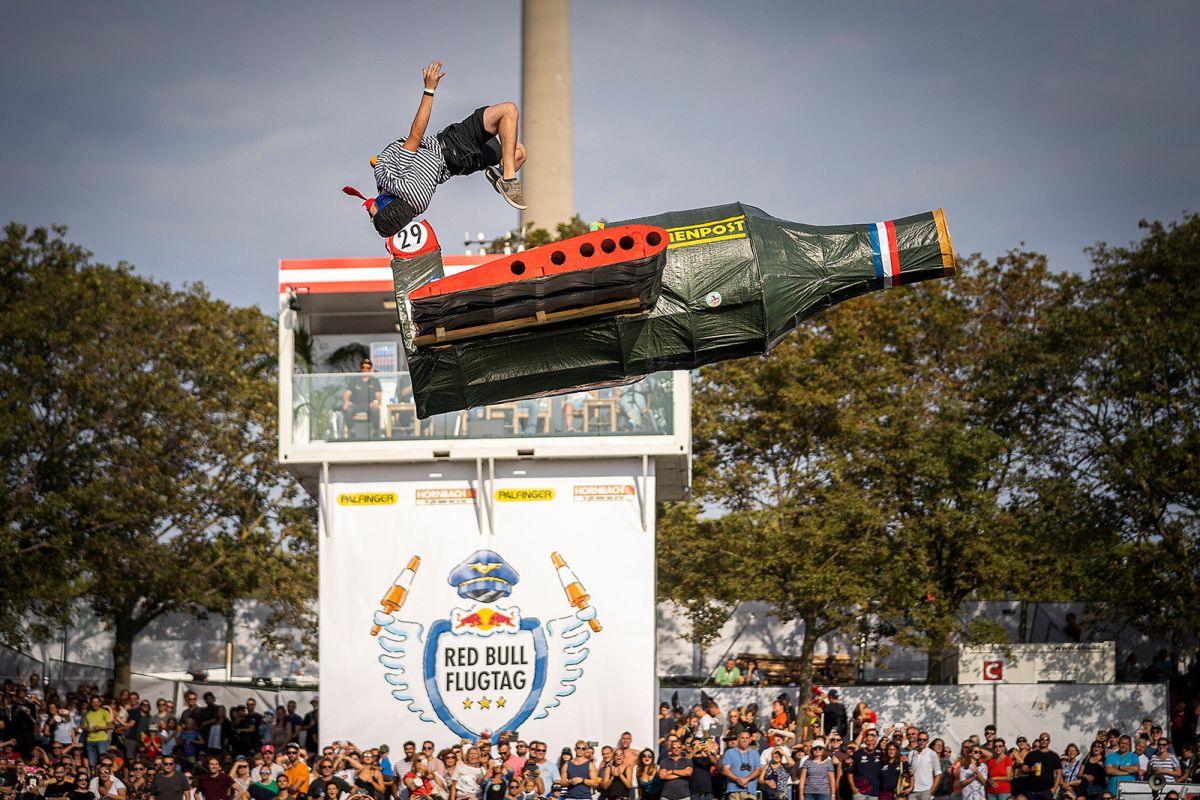 ▲Red Bull飛行日限量發售的「星空貴賓區」票券，不僅有吃又有得喝，更能讓你在海景第一排見證全台最狂飛行器。（圖為2021奧地利Red Bull 飛行日活動照）