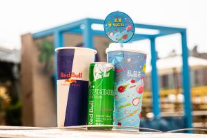 ▲Red Bull攜手全家便利商店加碼聯名私品茶「能量仙女紅」,在「仙女紅茶」加入一整罐Red Bull Summer Edition火龍果風味,22oz特大容量要你一喝就有感降溫 ▲Red Bull攜手全家便利商店加碼聯名私品茶「能量仙女紅」,在「仙女紅茶」加入一整罐Red Bull Summer Edition火龍果風味,22oz特大容量要你一喝就有感降溫