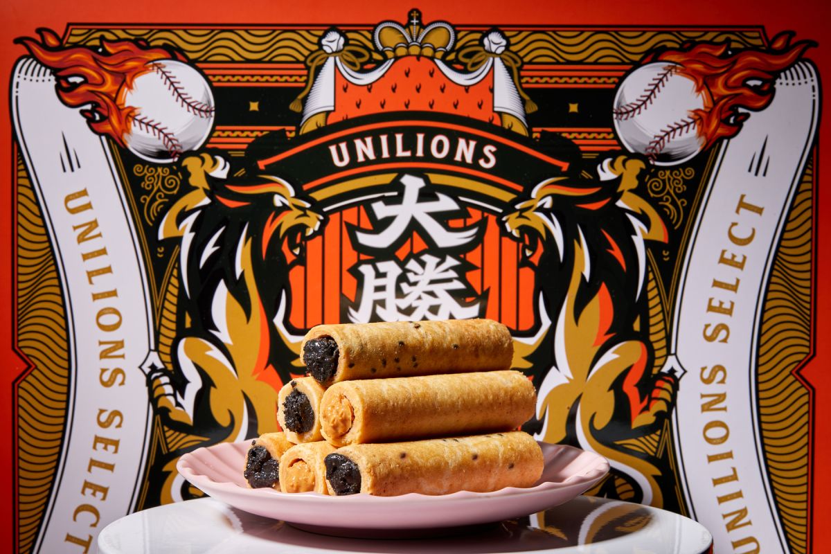 ▲猛獅中秋玩創意！UNILIONS SELECT醬心蛋捲禮盒，胡智為也說讚。（統一獅提供）