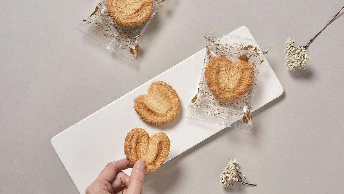 ▲七夕情人節即將到來，全家超商和世界麵包大賽冠軍陳耀訓合作，開賣有如愛心形的丹麥奶油蝴蝶酥。（圖／業者提供）