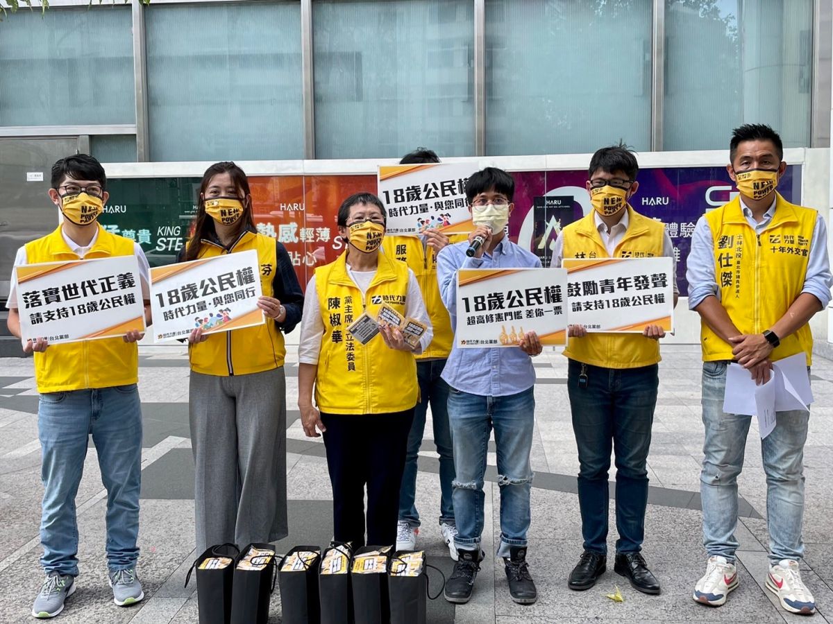 ▲拚18歲公民權修憲複決跨越高門檻，時力啟動街頭宣講。（圖／時代力量台北市黨部提供）