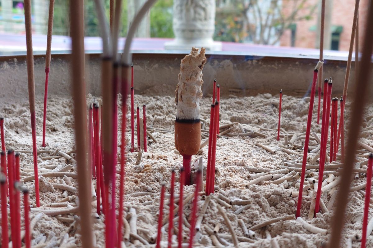 ▲再過一個月就是農曆七月，也就是俗稱的「鬼門開」，城隍爺示警留意火和電，5生肖要特別注意。（示意圖／記者周淑萍攝）