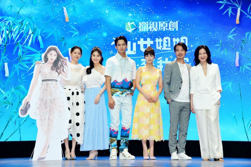 ▲左起李聿安、韓瑜、吳念軒、夏朧、尹昭德、李之勤和黃薇渟人形立牌合照。(圖/衛視中文台)