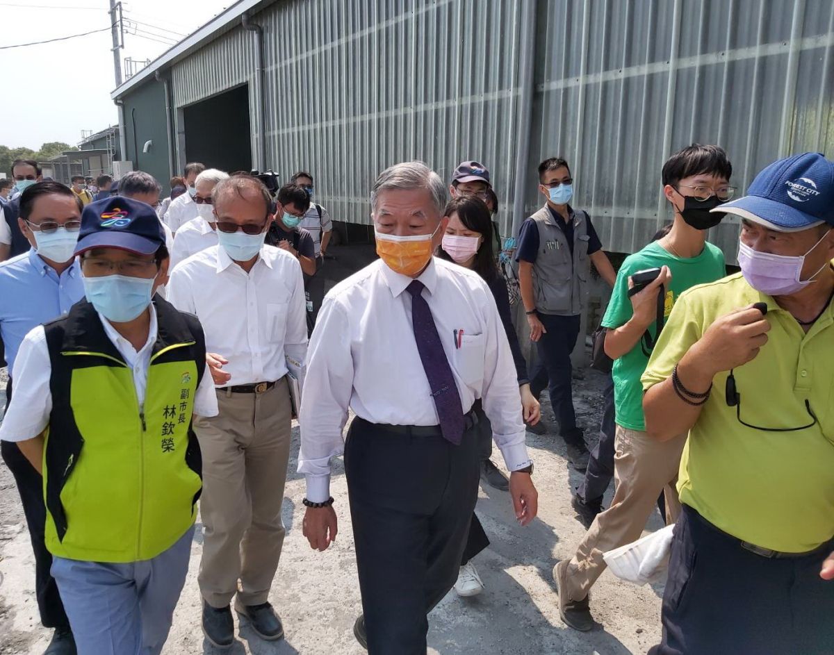 ▲行政院副院長沈榮津(中)由高雄市副市長林欽榮(左)陪同，到永安區參訪結合屋頂型漁電共生與循環水系統。(圖／記者黃守作攝，2022.07.29)