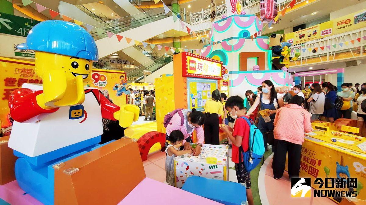 ▲樂高今年度歡慶90週年，在夢時代3F蛋型空間打造專遊樂園。（圖／記者陳美嘉攝，2022.07.29）